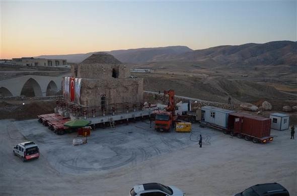 Tarihi hamam yeni yerine indiriliyor