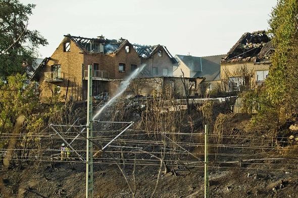 Trenden sıçrayan kıvılcım 8 evi yaktı