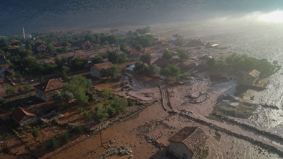 Elmalı ilçesi çamura battı! Korkunç görüntüler