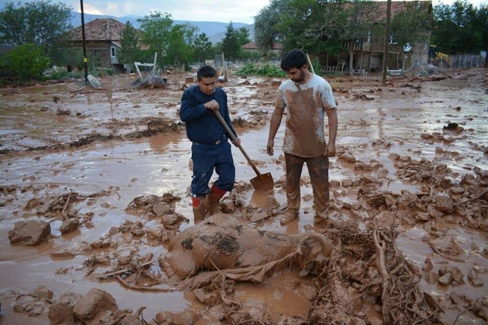 Elmalı ilçesi çamura battı! Korkunç görüntüler