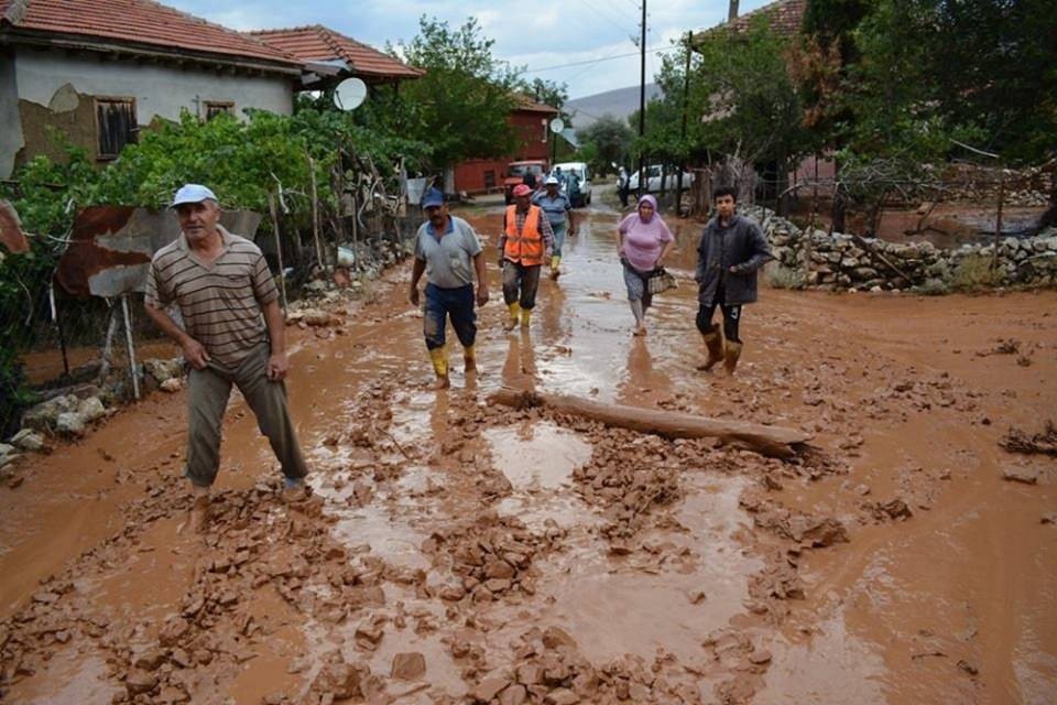 Elmalı ilçesi çamura battı! Korkunç görüntüler