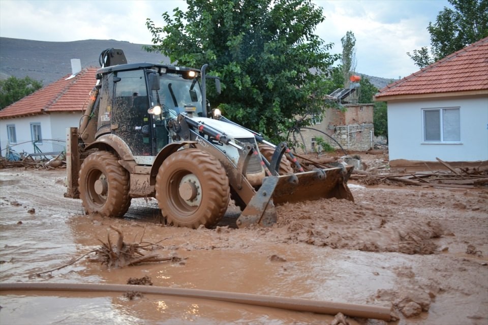 Elmalı ilçesi çamura battı! Korkunç görüntüler
