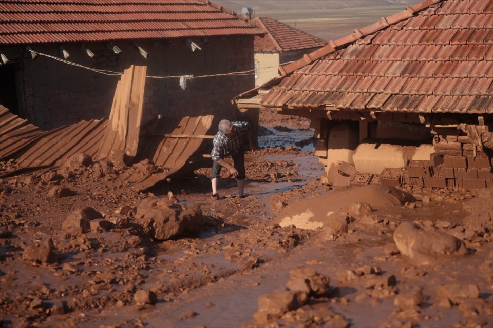 Elmalı ilçesi çamura battı! Korkunç görüntüler