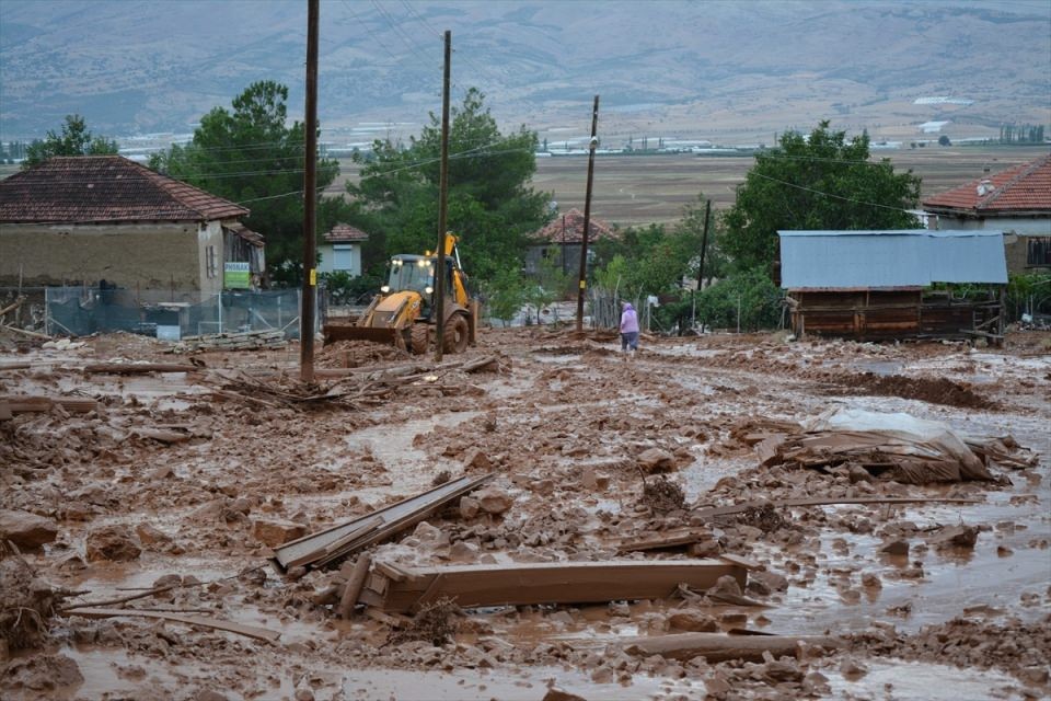 Elmalı ilçesi çamura battı! Korkunç görüntüler