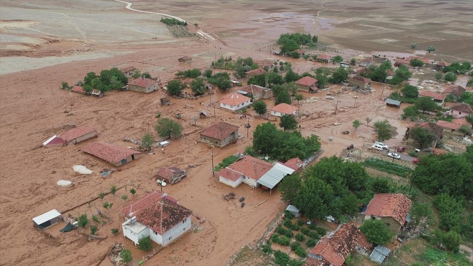 Elmalı ilçesi çamura battı! Korkunç görüntüler