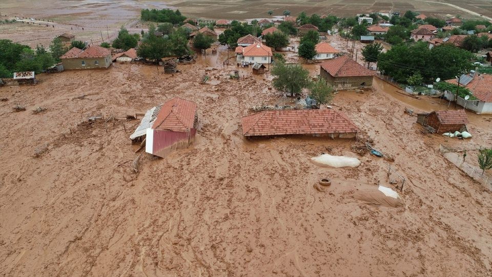 Elmalı ilçesi çamura battı! Korkunç görüntüler