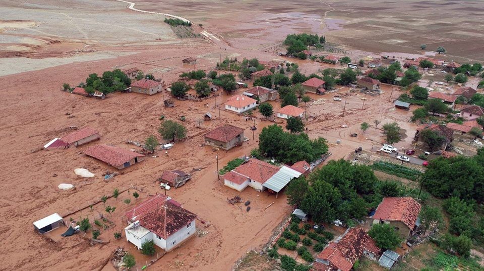 Elmalı ilçesi çamura battı! Korkunç görüntüler