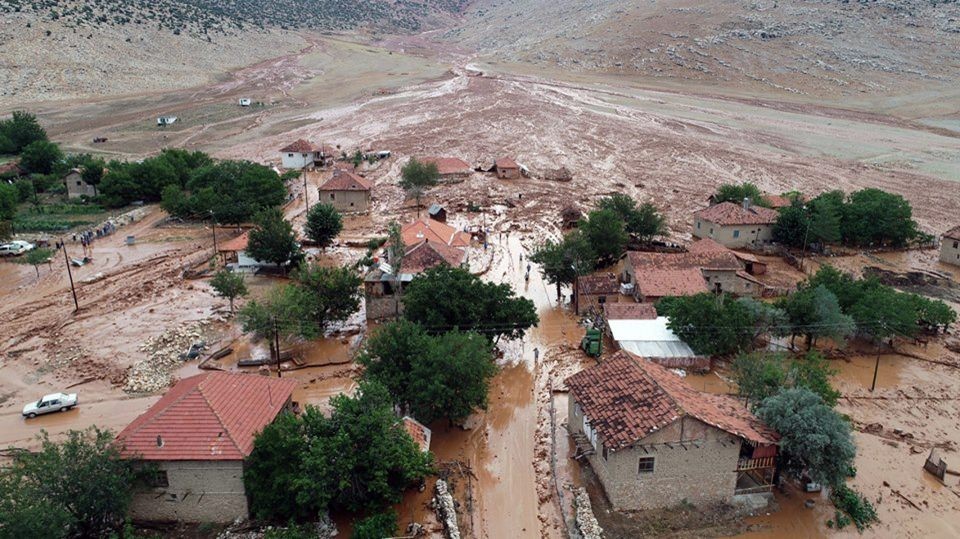 Elmalı ilçesi çamura battı! Korkunç görüntüler