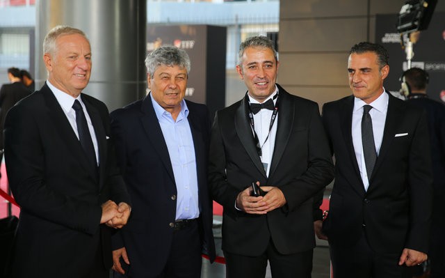 Ödül gecesinde yıldızlar geçidi
