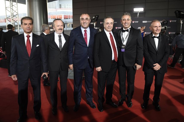 Ödül gecesinde yıldızlar geçidi