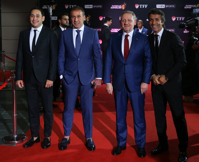 Ödül gecesinde yıldızlar geçidi