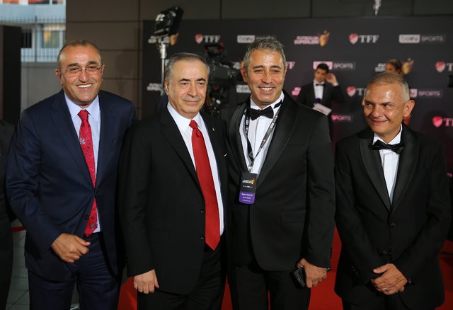Ödül gecesinde yıldızlar geçidi