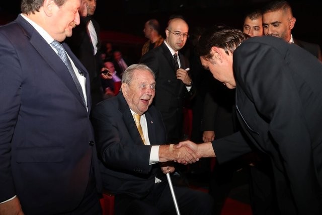 Ödül gecesinde yıldızlar geçidi