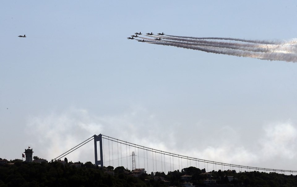 Türk Yıldızları İstanbul Boğazı'nda gösteri yaptı