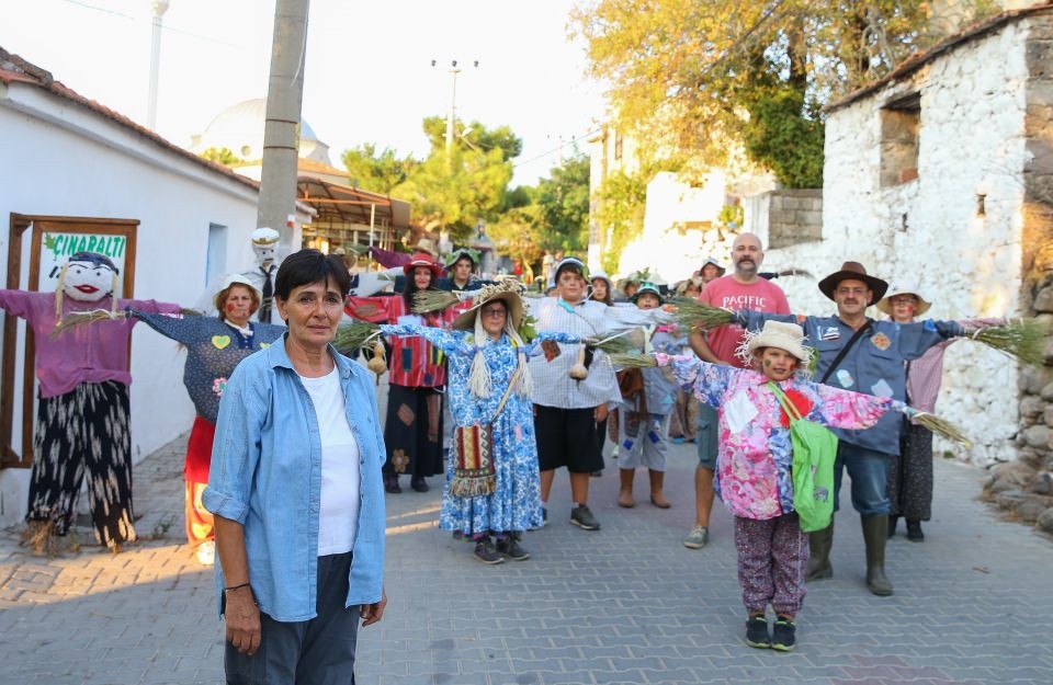İzmir'de halkı festivale korkuluklar davet etti