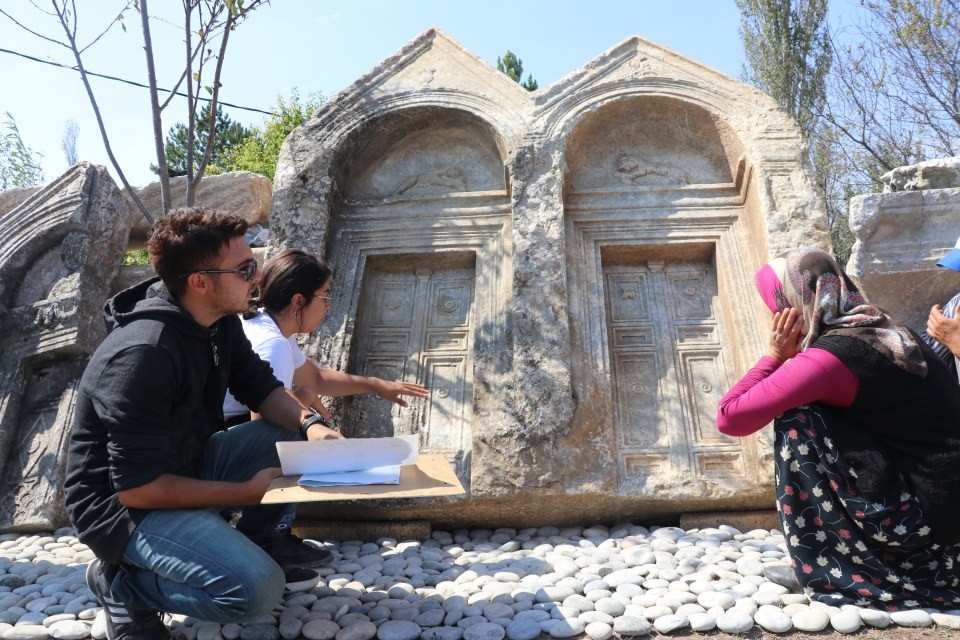 2 bin 200 yıllık mezarda göz kremi kabı bulundu
