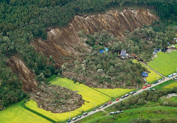 Deprem dağları devirdi!