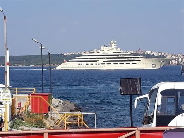Güvertesindeki helikopter küçücük kaldı.. Büyüklüğü hayrete düşürdü