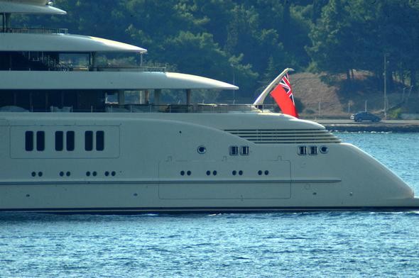 Güvertesindeki helikopter küçücük kaldı.. Büyüklüğü hayrete düşürdü