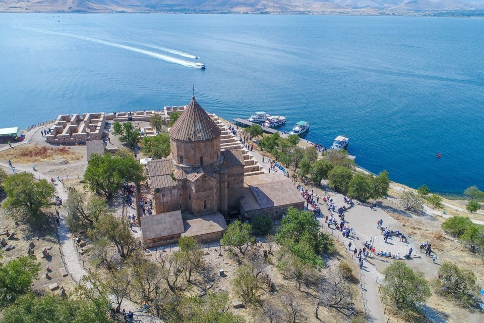 Akdamar'da 3 yıl aradan sonra ilk ayin