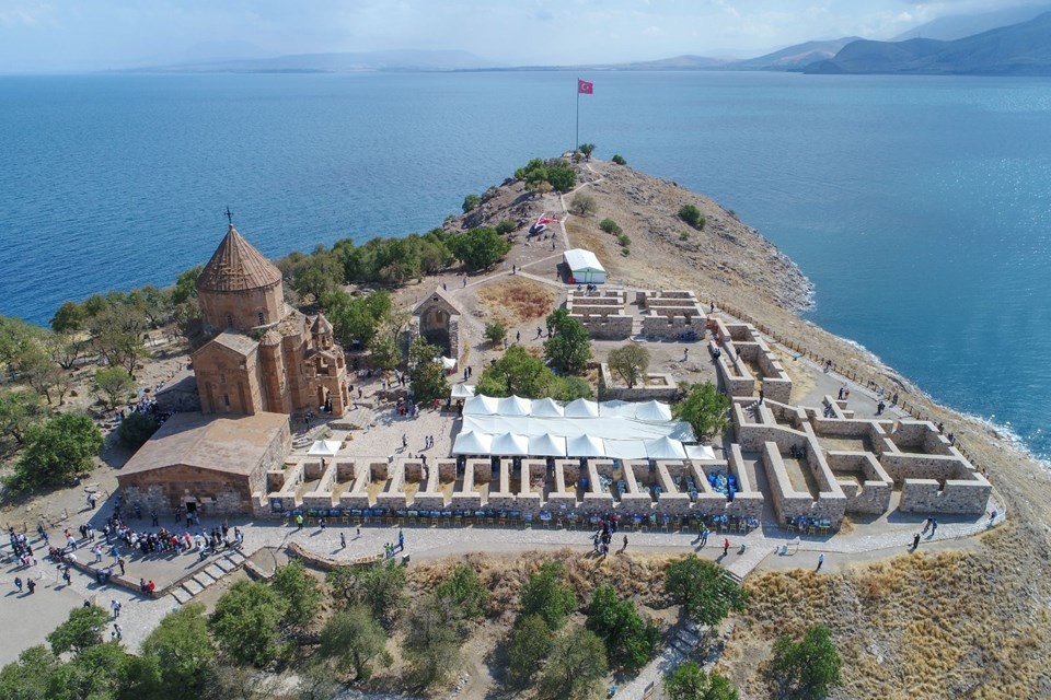 Akdamar'da 3 yıl aradan sonra ilk ayin
