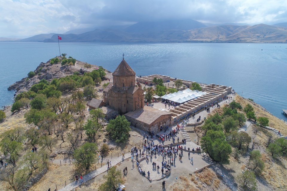 Akdamar'da 3 yıl aradan sonra ilk ayin