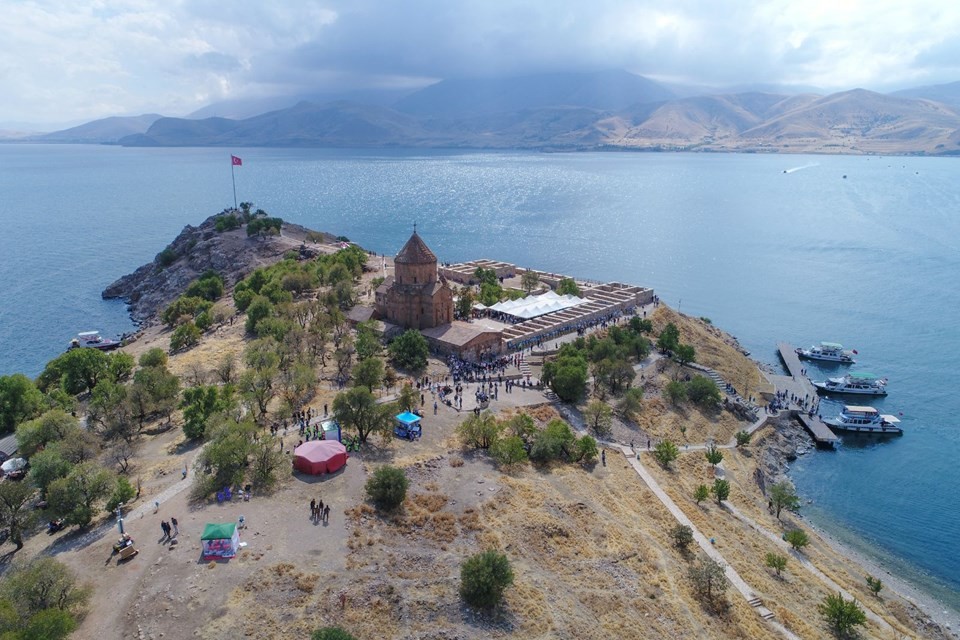 Akdamar'da 3 yıl aradan sonra ilk ayin