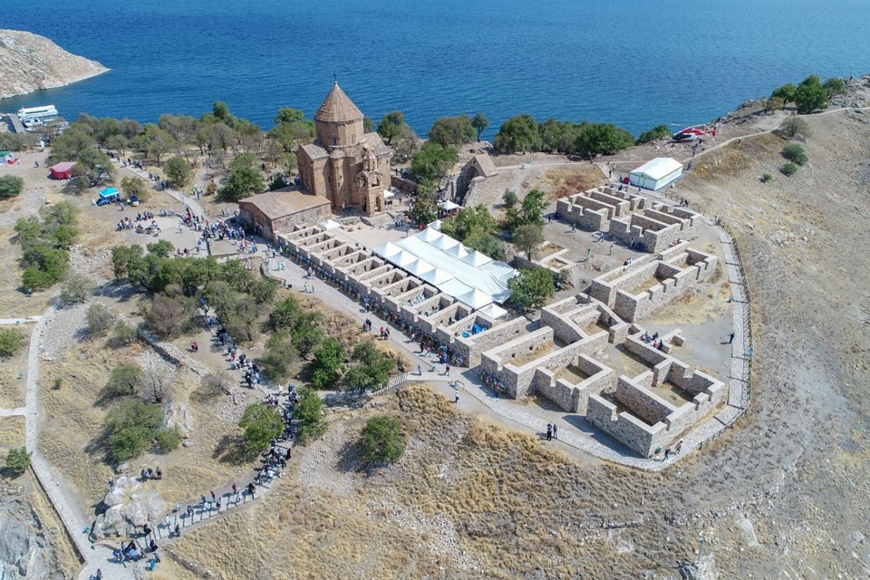 Akdamar'da 3 yıl aradan sonra ilk ayin