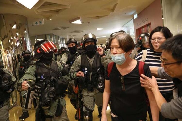 Hong Kong polisi AVM'lerdeki göstericilere müdahale etti