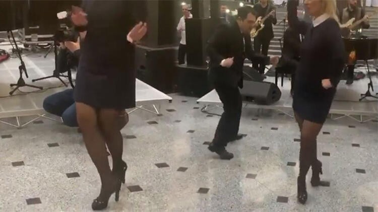 Rus siyasetçi Maria Zakharova'dan dans şov!