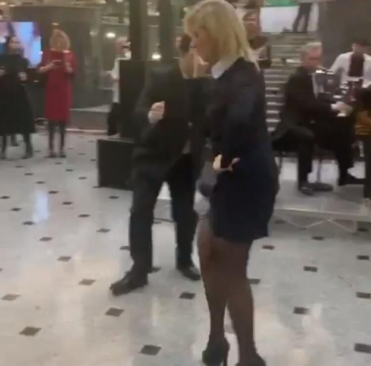 Rus siyasetçi Maria Zakharova'dan dans şov!