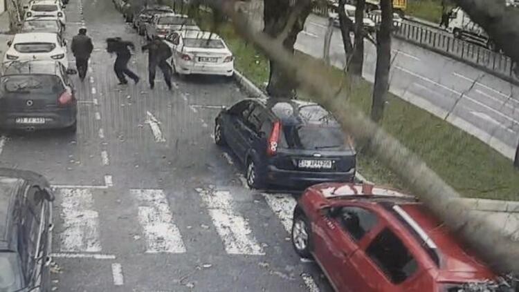 İstanbul’da fırtına: Beydiklizü’nde çatı uçtu, Şişli’de ağaç devrildi