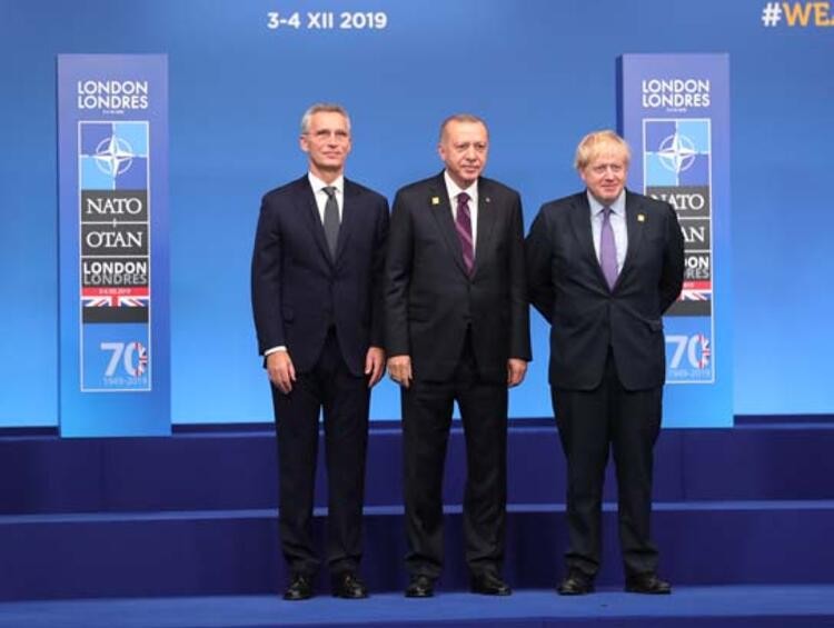 NATO zirvesinden dikkat çeken kareler!