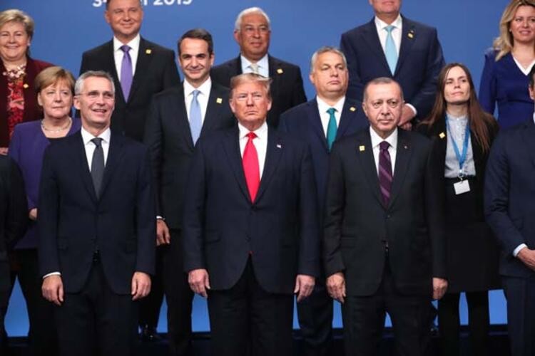 NATO zirvesinden dikkat çeken kareler!