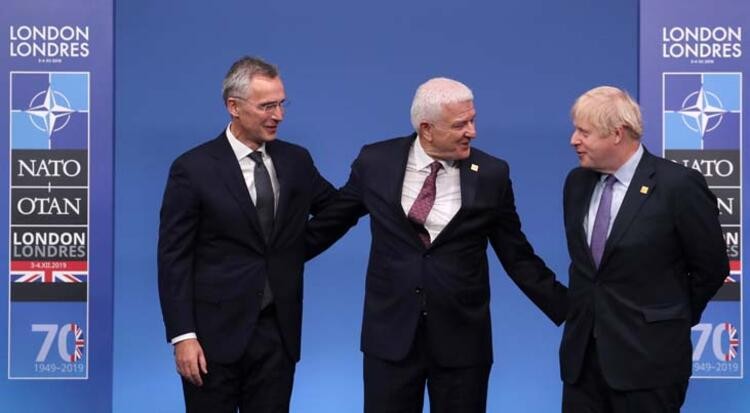 NATO zirvesinden dikkat çeken kareler!