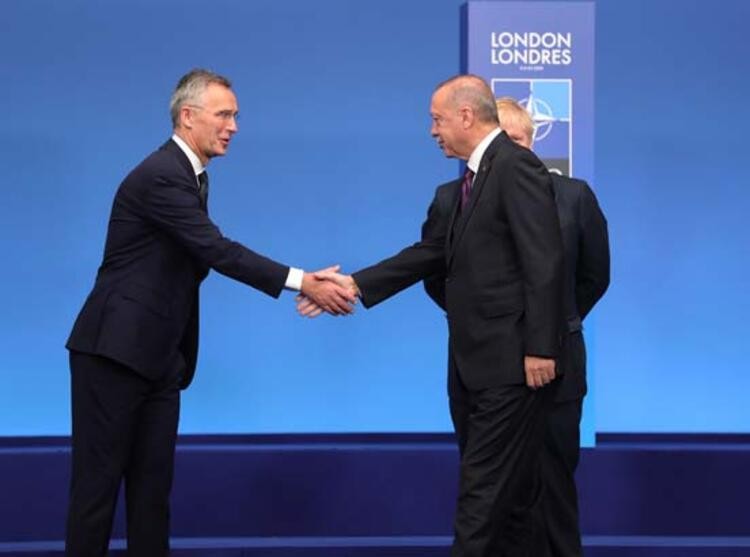 NATO zirvesinden dikkat çeken kareler!