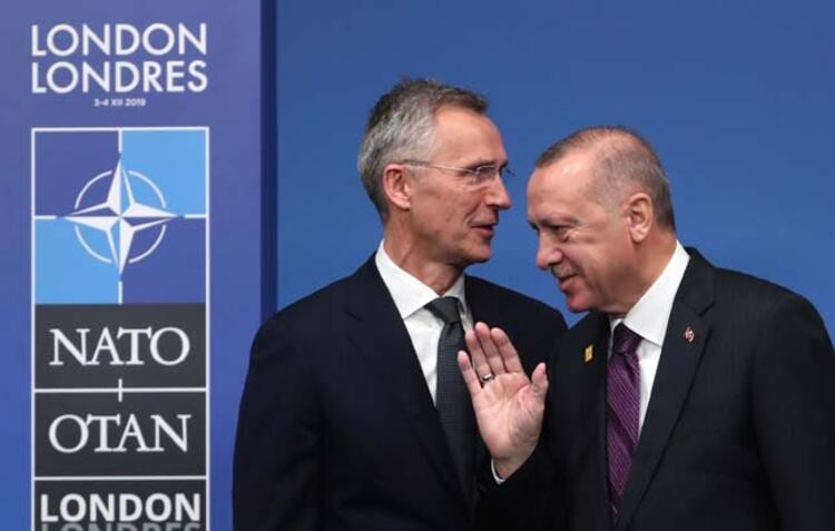 NATO zirvesinden dikkat çeken kareler!