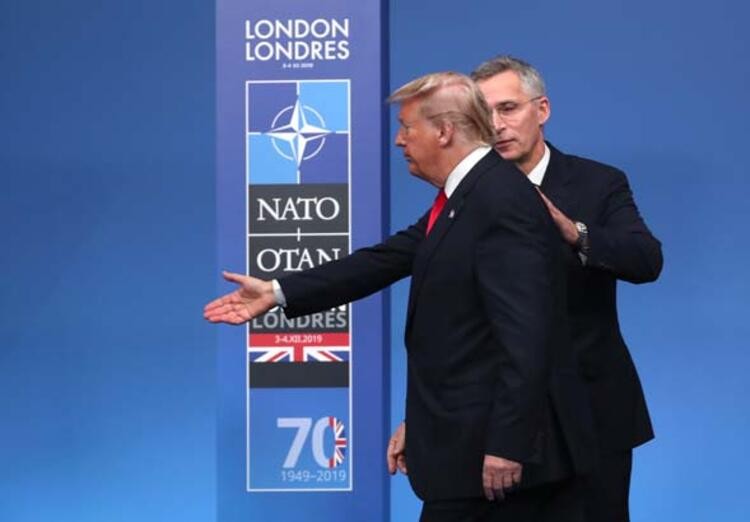 NATO zirvesinden dikkat çeken kareler!
