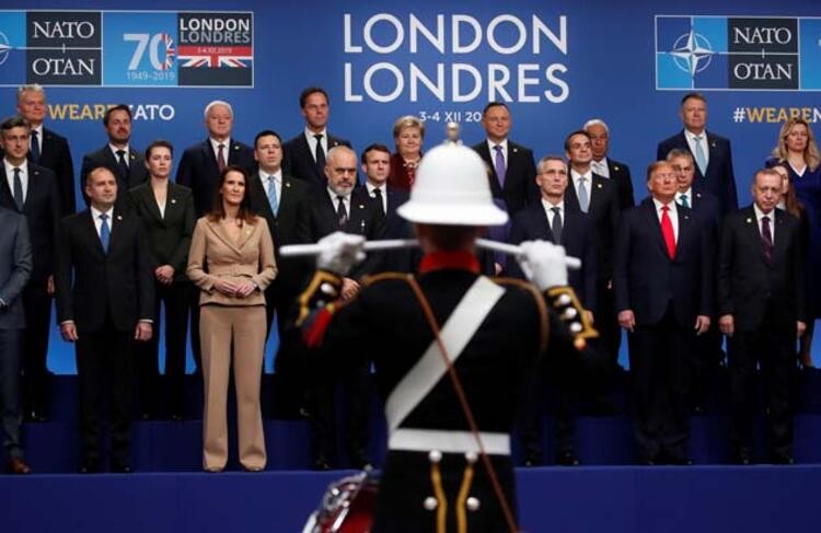 NATO zirvesinden dikkat çeken kareler!