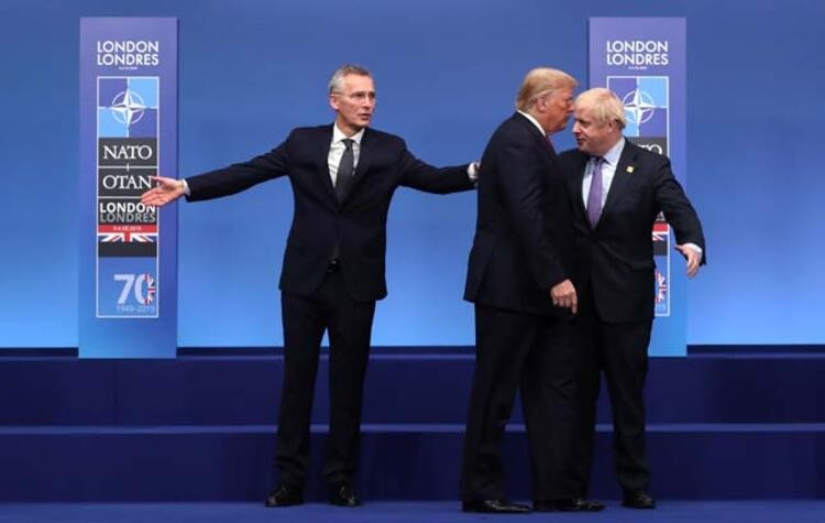 NATO zirvesinden dikkat çeken kareler!