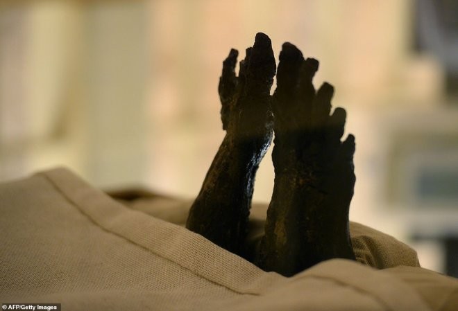Tutankhamun'un, mumyalanmış yüzü ve ayakları ilk kez görüntülendi