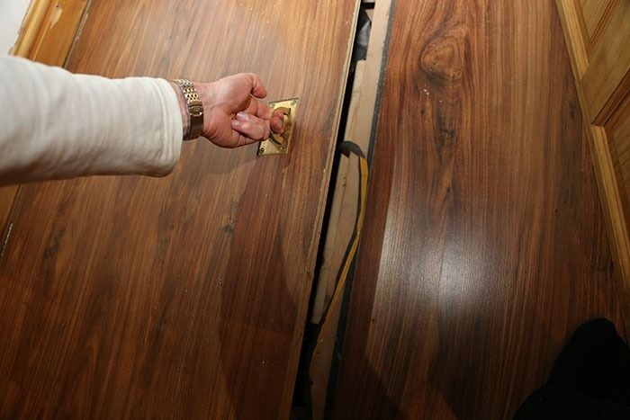 Kiraladığı apartmanda keşfettiği kapağın altından bakın ne çıktı