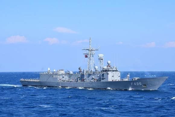 Türk savaş gemileri İstanbul Boğazı'ndan geçti