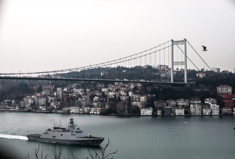 Türk savaş gemileri İstanbul Boğazı'ndan geçti