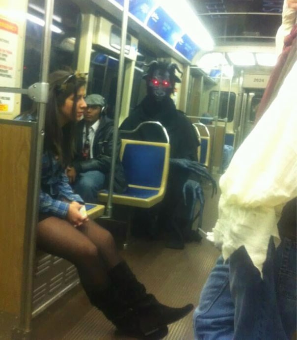 Metroda cansız mankenle kavga! 