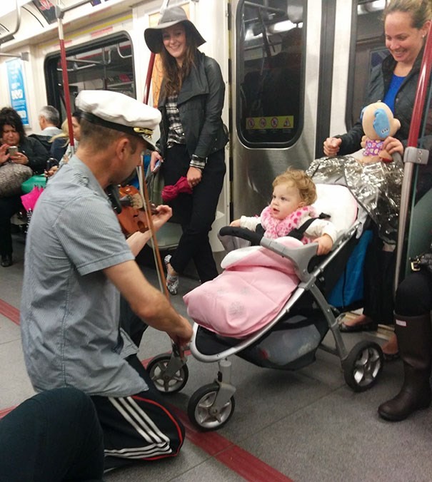 Metroda cansız mankenle kavga! 