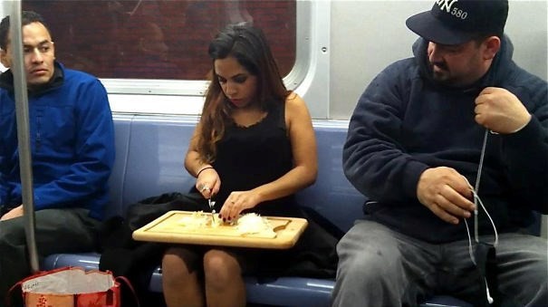 Metroda cansız mankenle kavga! 