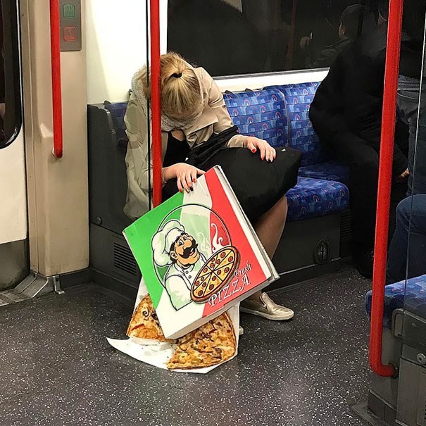 Metroda cansız mankenle kavga! 