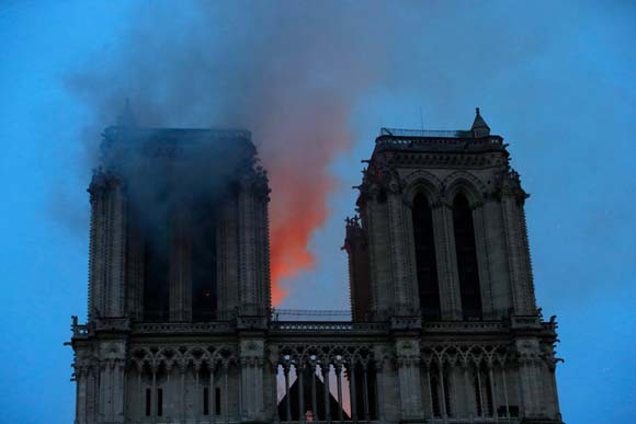 Dünya şokta! Tarihi Notre Dame Katedrali kül oldu