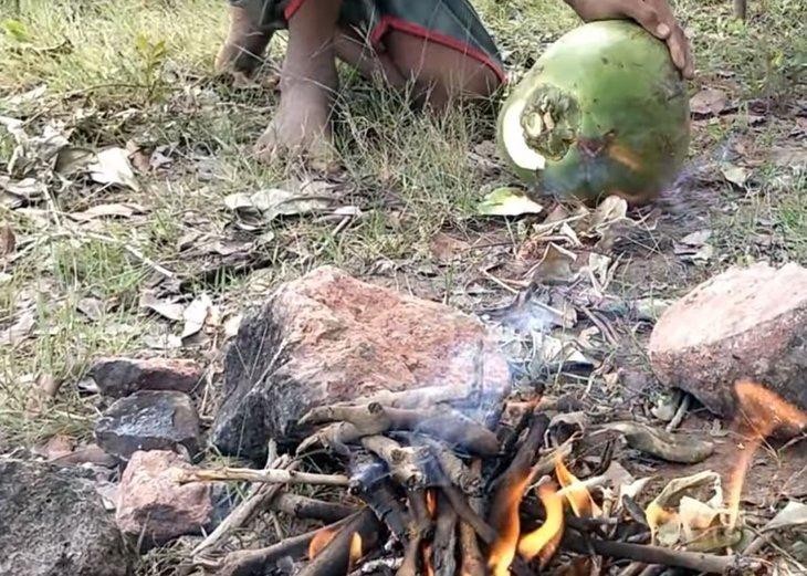 Hindistan cevizi ve karpuzun içinde yemek yaptı!